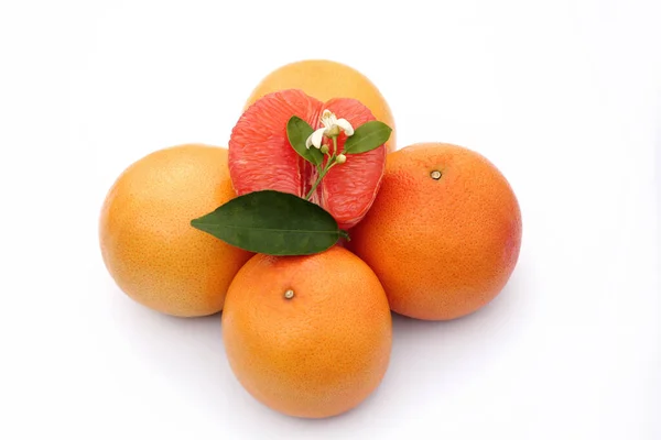 Frische Grapefruits Und Grüne Blätter Auf Weißem Hintergrund — Stockfoto