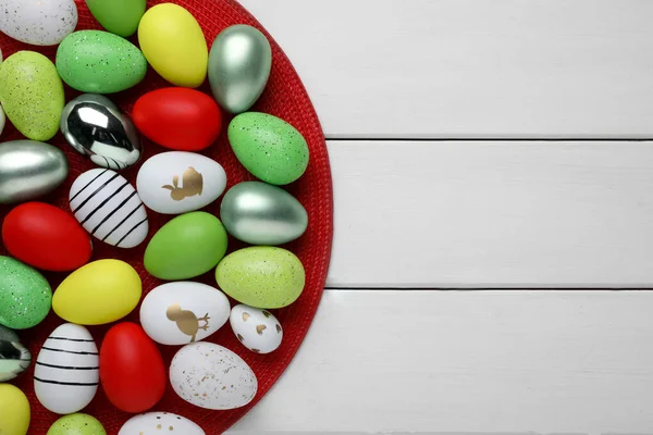 Beyaz Ahşap Masa Üzerinde Çok Güzel Dekore Edilmiş Paskalya Yumurtaları — Stok fotoğraf
