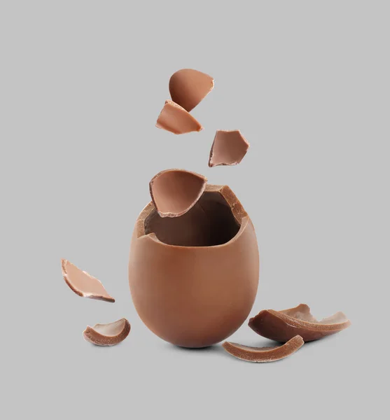 Вибухове Молоко Шоколадне Яйце Сірому Фоні — стокове фото