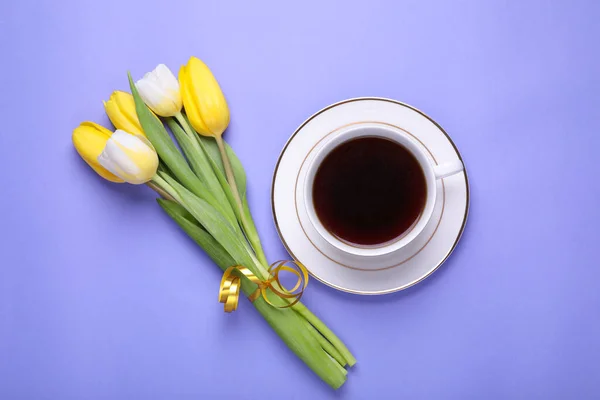 Kopje Koffie Mooie Tulpen Licht Paarse Achtergrond Vlak Gelegd — Stockfoto