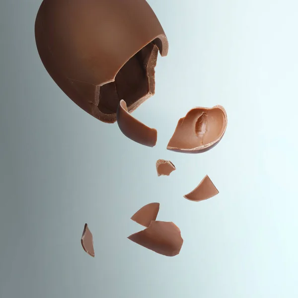 Telur Cokelat Susu Yang Dieksploitasi Pada Latar Belakang Warna — Stok Foto