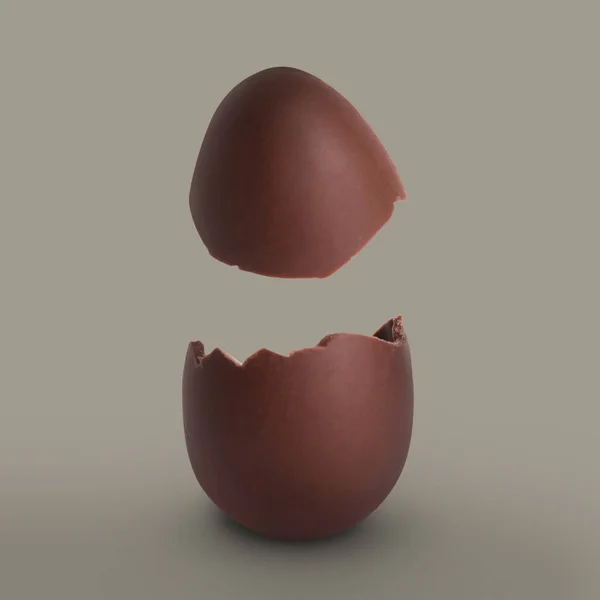 Σπασμένο Αυγό Σοκολάτας Γάλακτος Γκρι Φόντο — Φωτογραφία Αρχείου