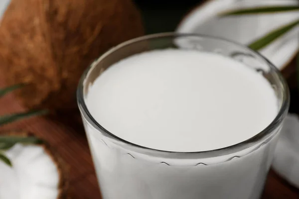 Glas Köstliche Kokosmilch Auf Dem Tisch Nahaufnahme — Stockfoto