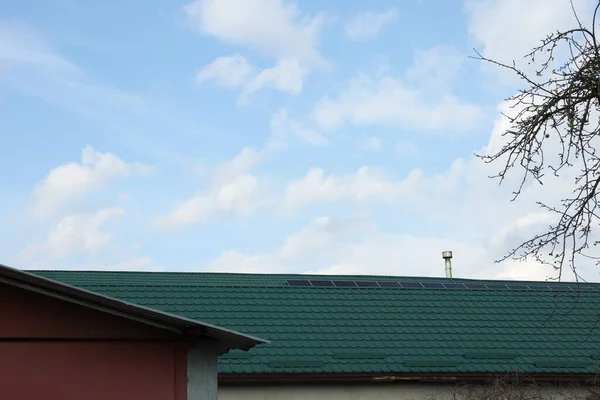 Dom Zielonym Dachem Pod Chmurnym Niebem Zewnątrz — Zdjęcie stockowe