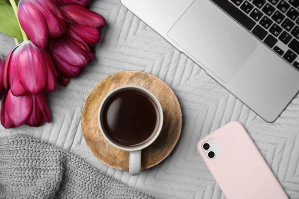 Mooie Tulpen Kopje Koffie Laptop Smartphone Trui Lichtgrijze Deken Platte — Stockfoto