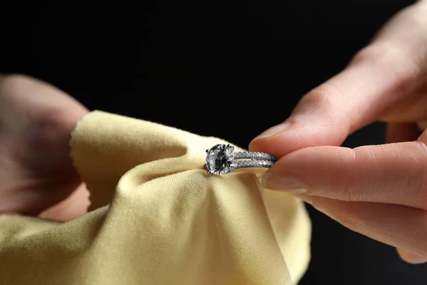 Juwelier Reinigt Diamantring Mit Mikrofasertuch Nahaufnahme — Stockfoto