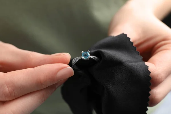 Sieraden Reinigen Topaas Ring Met Microvezel Doek Close — Stockfoto