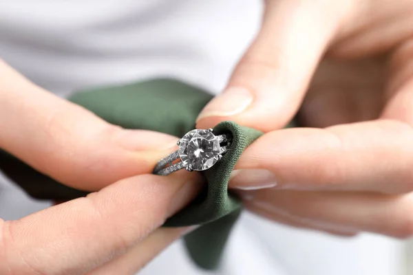 Juwelier Reinigt Diamantring Mit Mikrofasertuch Nahaufnahme — Stockfoto