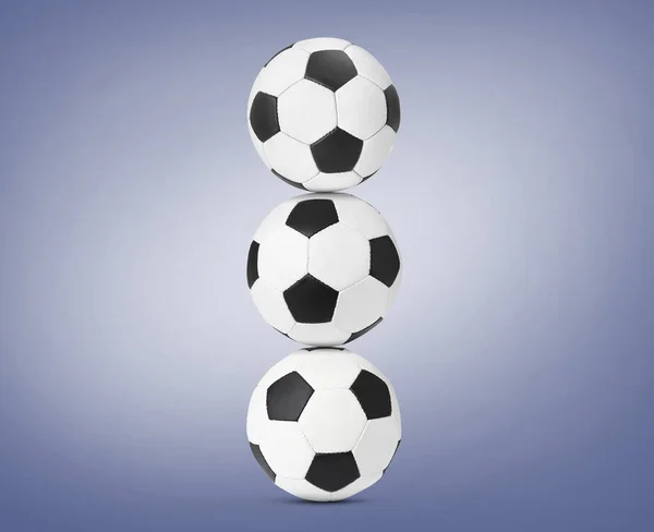 淡い青の背景にサッカーボールのスタック — ストック写真
