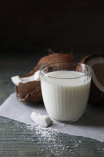 Glas Läcker Kokosmjölk Flingor Och Nötter Träbord — Stockfoto