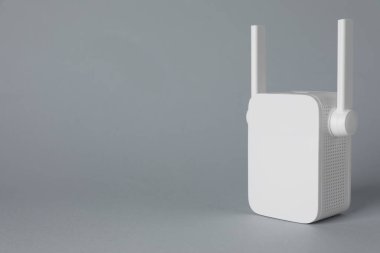 Açık gri arkaplanda yeni modern Wi-Fi yineleyici, metin için boşluk