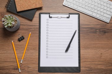 İşaretli kutulu pano, bilgisayar klavyesi ve tahta masaya yerleştirilmiş bitki, düz konum. Kontrol Listesi