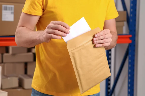 Postkantoor Werknemer Steken Envelop Zelfklevende Zak Binnen Close — Stockfoto