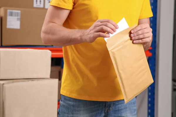 Postkantoor Werknemer Steken Envelop Zelfklevende Zak Binnen Close — Stockfoto