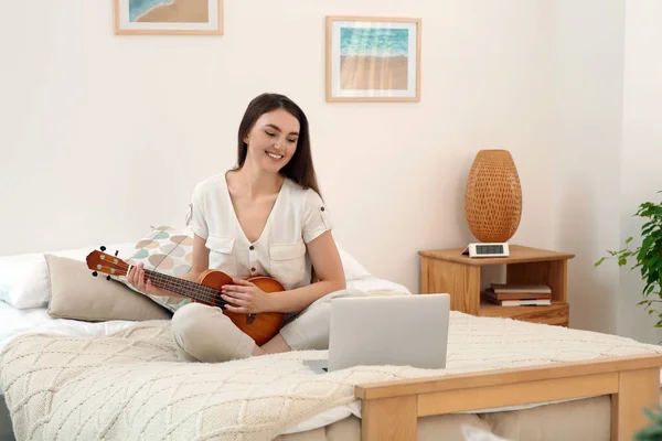 Γυναίκα Μαθαίνουν Παίζουν Ukulele Online Μαθήματα Μουσικής Στο Σπίτι Χώρος — Φωτογραφία Αρχείου