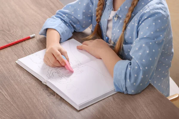 Menina Apagando Desenho Seu Livro Mesa Madeira Close — Fotografia de Stock