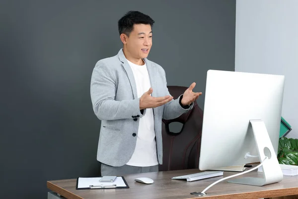 Mutlu Patron Modern Ofiste Bilgisayar Aracılığıyla Online Toplantı Yapıyor — Stok fotoğraf