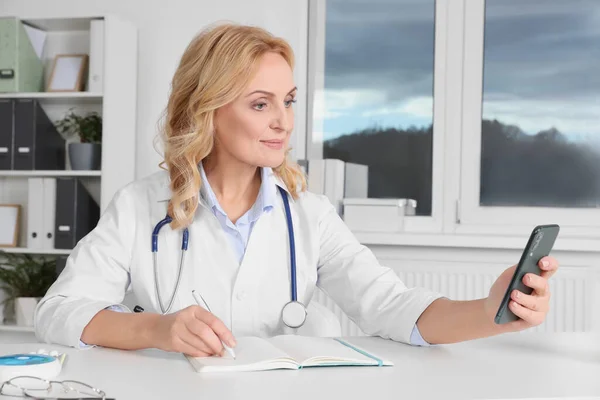 Doctor Smartphone Notebook Consulting Patient Clinic Online Medicine Concept — Stockfoto