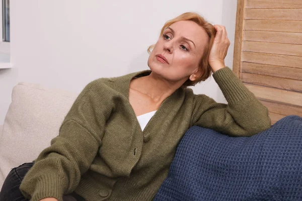心烦意乱的中年妇女在家里沙发上闷闷不乐 孤独的概念 — 图库照片