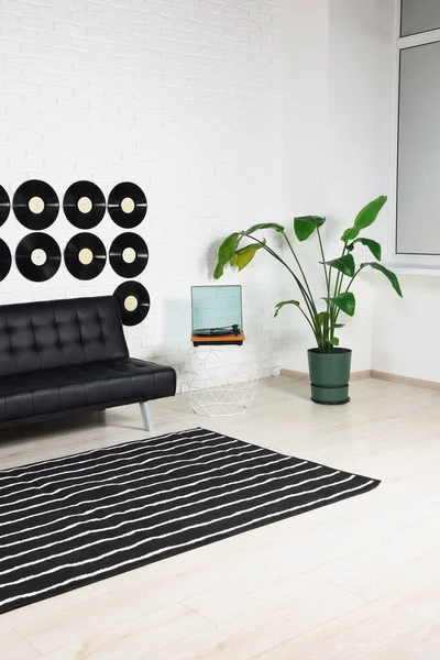 Oturma Odası Vinil Plaklarla Dekore Edilmiş Tasarım — Stok fotoğraf