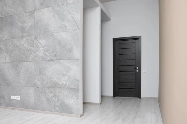 Leerer Raum Mit Gefliester Wand Und Holztür Während Der Reparatur — Stockfoto