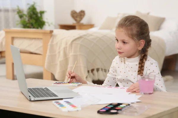 Little Girl Learning Paint Online Course Home Space Text — стоковое фото