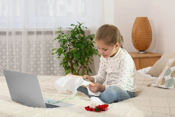 Κοριτσάκι Που Μαθαίνει Κεντάει Online Μαθήματα Στο Σπίτι Ώρα Για — Φωτογραφία Αρχείου