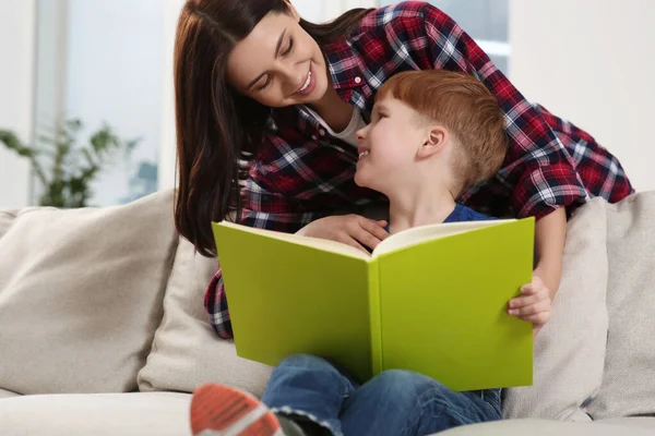 Mãe Feliz Ler Livro Com Seu Filho Casa — Fotografia de Stock
