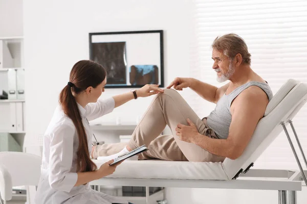 Ortopedista Examinando Paciente Con Rodilla Lesionada Clínica —  Fotos de Stock