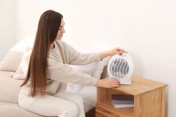 Mulher Ligando Aquecedor Ventilador Elétrico Moderno Casa — Fotografia de Stock