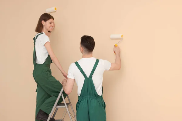 Young Workers Painting Wall Rollers Indoors Room Renovation — Stock Photo, Image