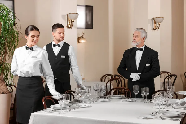 Senior Man Een Formeel Pak Die Stagiairs Lesgeeft Een Restaurant — Stockfoto