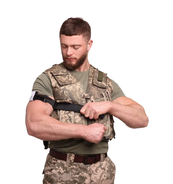 Soldato Uniforme Militare Che Applica Laccio Emostatico Medico Sul Braccio — Foto Stock