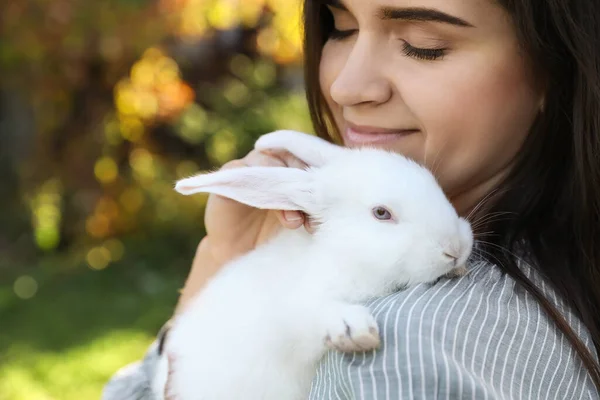 Glückliche Frau Mit Niedlichen Kaninchen Draußen Sonnigen Tagen Nahaufnahme Raum — Stockfoto