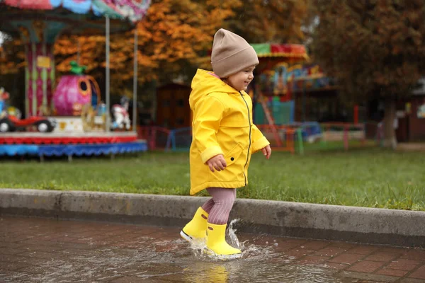 Милая Маленькая Девочка Ходит Луже Открытом Воздухе Дождливую Погоду — стоковое фото