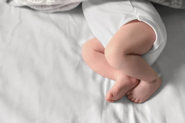 Małe Dziecko Leżące Łóżku Widok Bliska — Zdjęcie stockowe