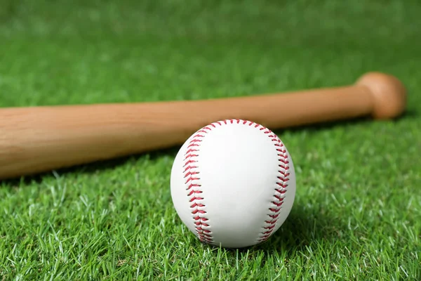 Dřevěná Baseballová Pálka Míček Zelené Trávě Sportovní Vybavení — Stock fotografie
