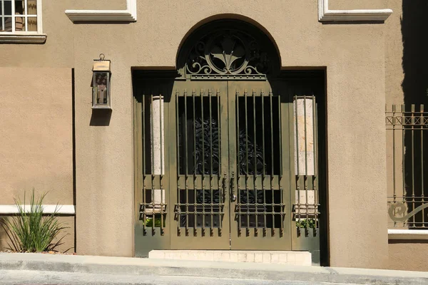 Entrada Casa Com Porta Bonita Portão Metal — Fotografia de Stock
