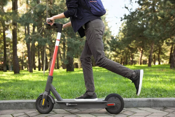 Hombre Montando Scooter Eléctrico Moderno Parque Primer Plano — Foto de Stock