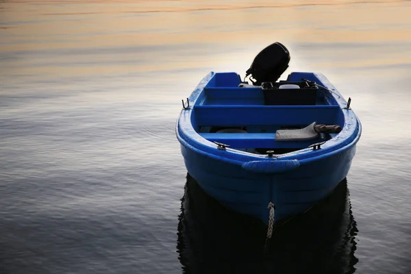 Schöne Aussicht Auf Den Fluss Mit Festem Boot Bei Sonnenuntergang — Stockfoto
