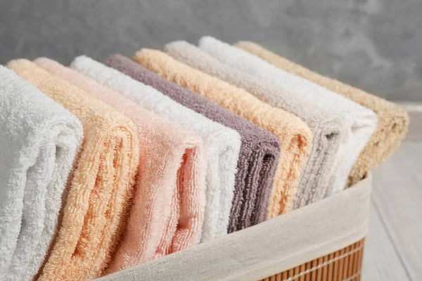 Καλάθι Πλυντηρίου Καθαρές Πετσέτες Terry Στο Πάτωμα Closeup — Φωτογραφία Αρχείου