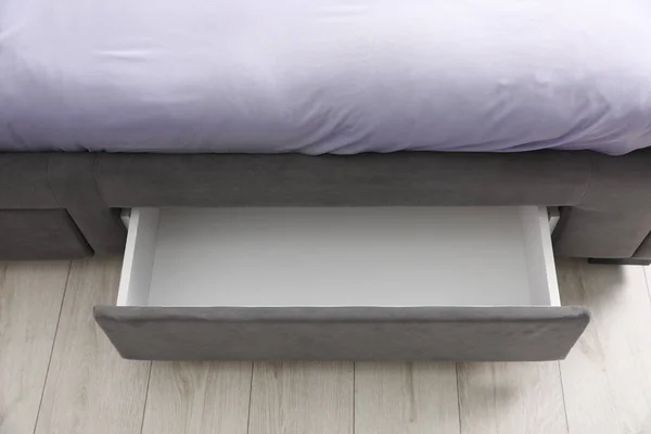 Aufbewahrungsschublade Für Bettwäsche Unter Modernem Bett Zimmer Oben Blick — Stockfoto