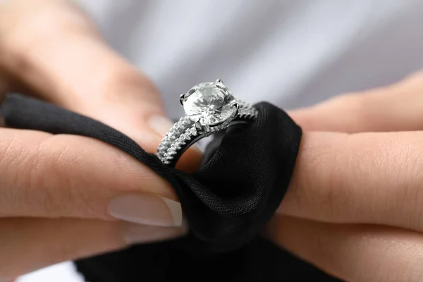 세공인 마이크로 천으로 다이아몬드 반지를 클로즈업 — 스톡 사진