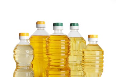 Beyaz arka planda bir şişe yağ.