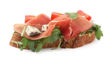 Beyaz arka planda prosciutto, roka, peynir ve domates ile lezzetli bruschetta.