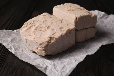 Ahşap masada sıkıştırılmış maya görüntüsü