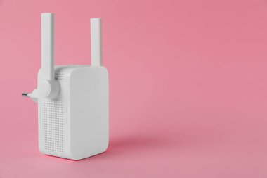 Pembe arkaplanda yeni modern Wi-Fi yineleyici, metin için boşluk