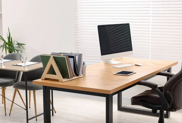Igazgatói Iroda Nagy Asztallal Kényelmes Fotelekkel Belső Kialakítás — Stock Fotó
