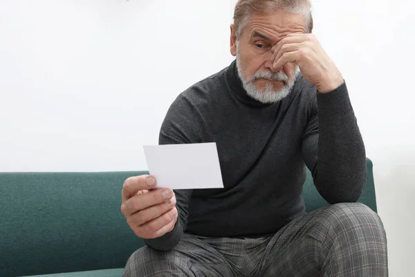 Upset Senior Man Holding Photo Sofa Home Loneliness Concept — Stock Photo, Image