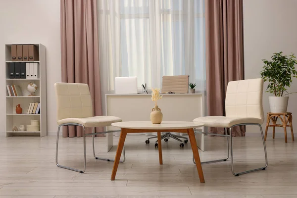 Rahat Bekleme Salonu Resepsiyonu Olan Modern Bir Ofis Tasarım — Stok fotoğraf